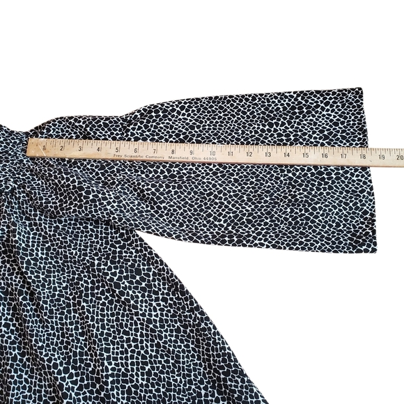 Michael Kors Black and White Patterned Blouse. MED. G0088 - Picture 6 of 9